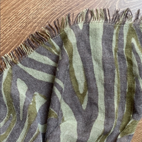 ✨H&M Olive and Brown Patterned Scarf - Picture 5 of 6